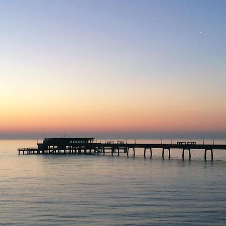 Spacious Beach Front Apartment With Stunning Sea Views Deal Exteriör bild